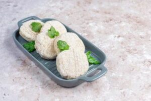 Steamed Rice Cakes (Idli) with Coconut Chutney